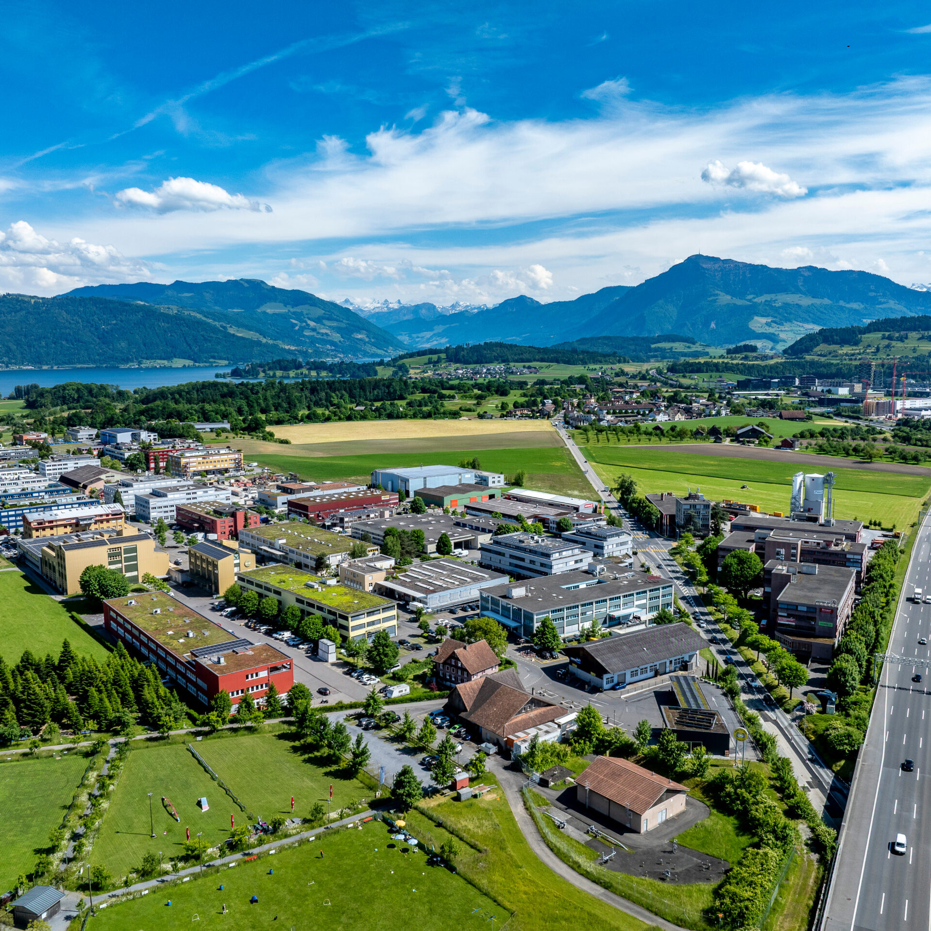 Fotografie Luftaufnahme der Gemeinde Hünenberg