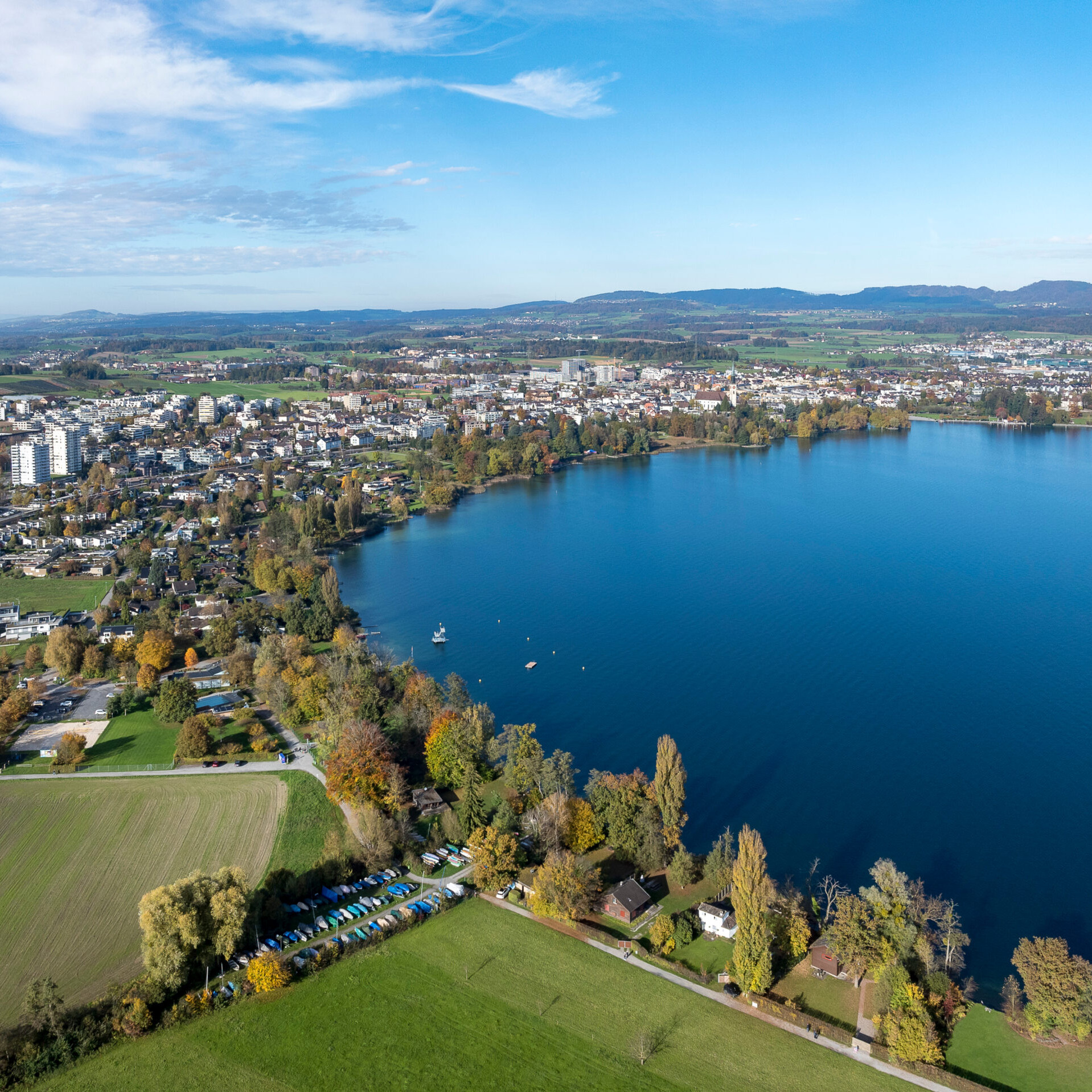 Fotografie Luftaufnahme der Gemeinde Hünenberg mit See